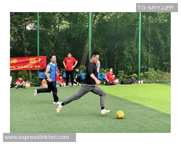快乐足球比赛中的友谊与拼搏精神展现青春活力与团队合作的魅力